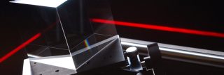 Un rayo láser rojo muestra el componente óptico en acción