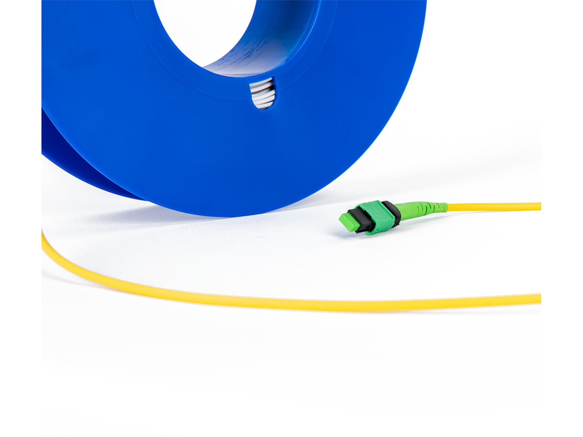 12 F, White, MTP® (pinned) APC Pigtail, Pulling grip on one side, 600 ft