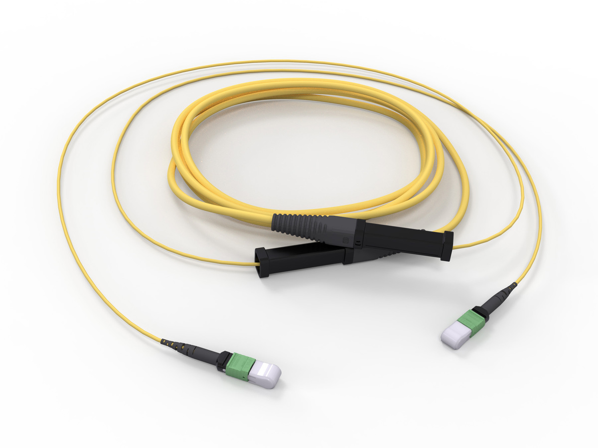 Monomodo mejorado para curvatura (OS2), conector MTP® a conector MTP, 12 F, con patas de 33/33 pulgadas, manga de halado en un lado, 100 ft