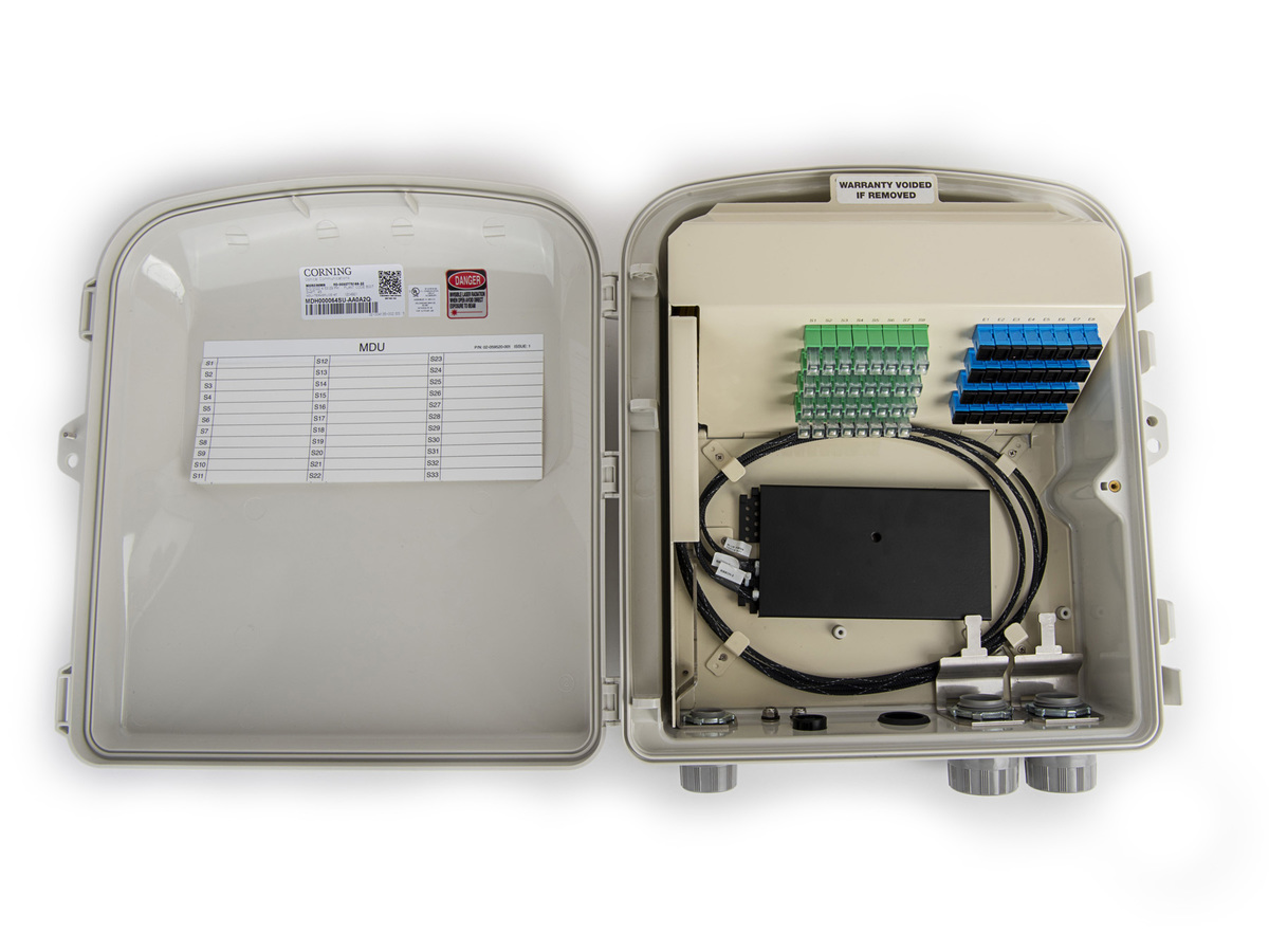 Stubless/no feeder cable, 64 ports, 32 SCA splitter ports and 32 SCU express ports, splice tray with ribbon pigtails, 1 X 32 Splitter