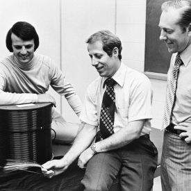 Trois Corning scientifiques ont inventé la première fibre à faible perte