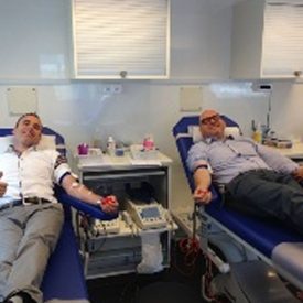 Corning employees Benoit Viard (l), Matthias Syndikus donate blood