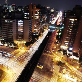 Vista aérea noturna de uma estrada interestadual movimentada simulando a luz em alta velocidade