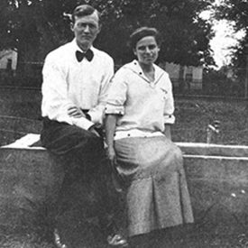 Jesse and Bessie Littleton sit outdoors early 1900s photo