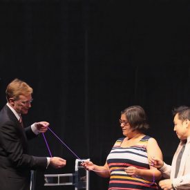 Wendell Weeks demonstrates Fibrance technology during his keynote presentation to glass artists.