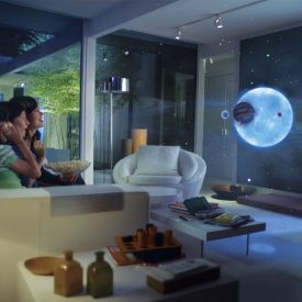 Una familia reacciona ante una muestra flotante tridimensional futurista