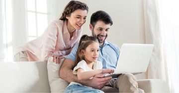 Familie schaut auf Laptop - Internetverbindung durch Corning Clear Track