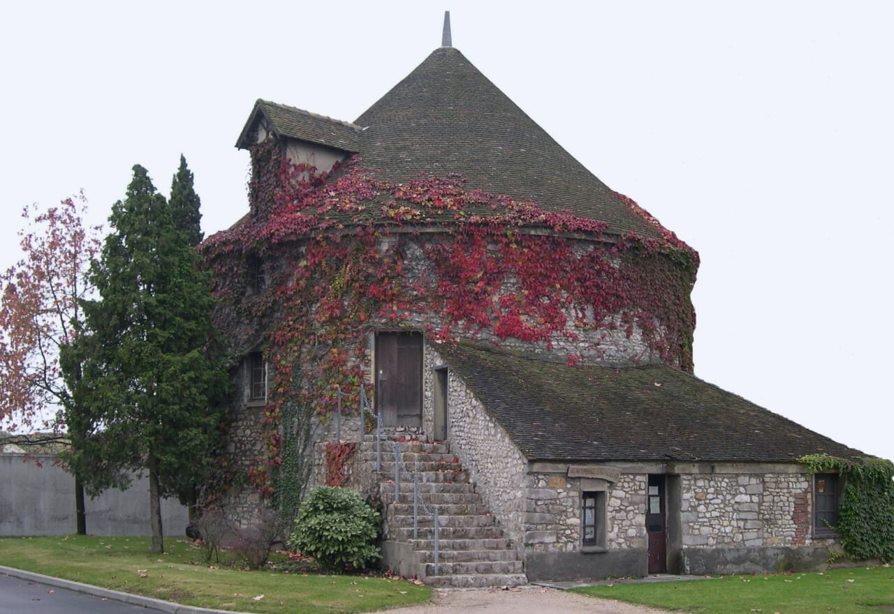 The original glass works still stands in Bagneaux-sur-Loing today.
