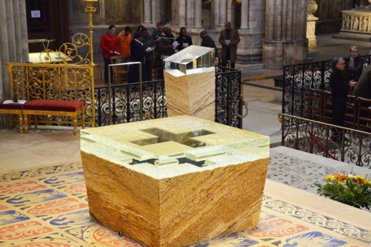 Glass workers engraved the exact roughness of the alter stone with 3-D digitalization.