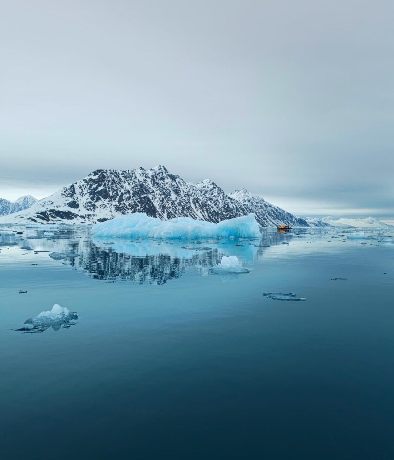 Photo of icebergs, glaciers, and cliffs near Lilliehöökfjorden.