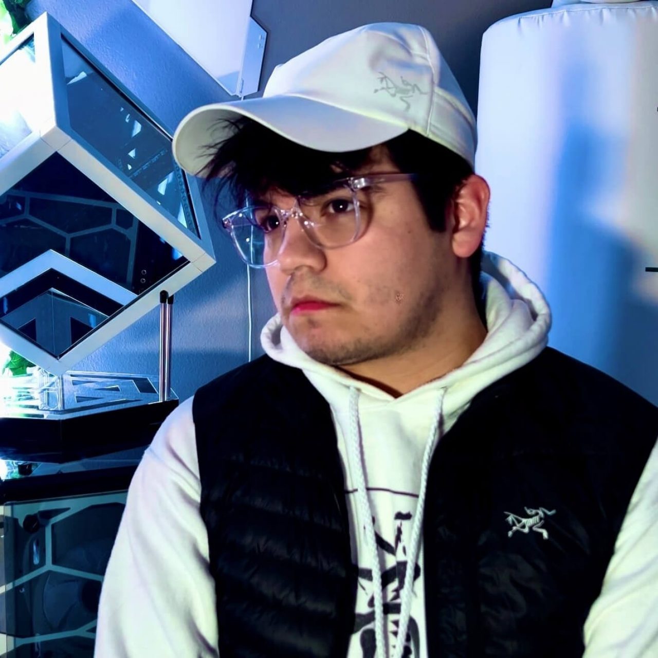 A portrait photo of @tech.joulez